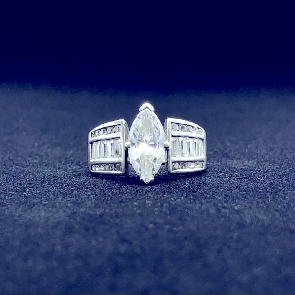 ENGAGEMENT RING WITH STONE